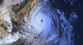 “Typhoon Kong-rey Makes Landfall in Taiwan: A Historic Storm Causes Chaos and Destruction”