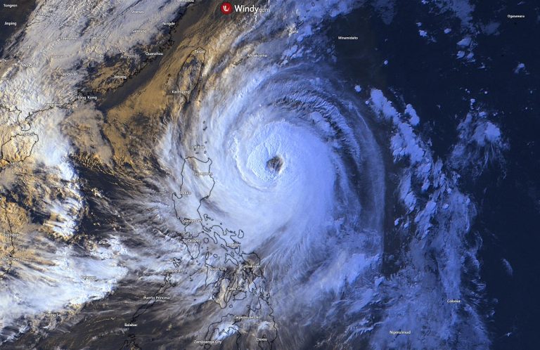 “Typhoon Kong-rey Makes Landfall in Taiwan: A Historic Storm Causes Chaos and Destruction”