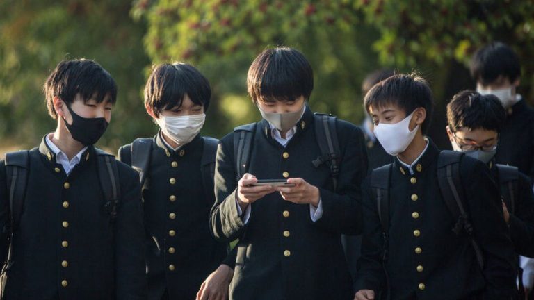 “Declining Intimacy: Japan’s Struggle with Low Birth Rates and Changing Youth Behaviors”