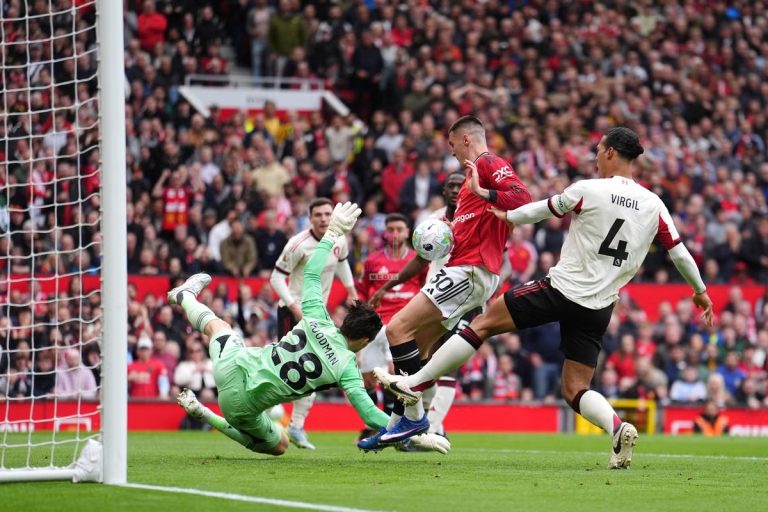United Complete Derby Double to Seal Champions League Return
